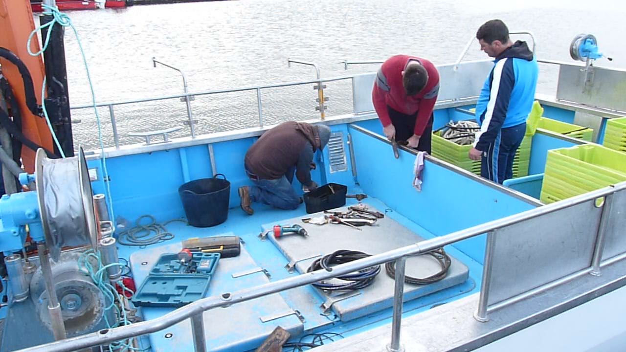 1 La tripulación del “Meixides” armando los aparejos